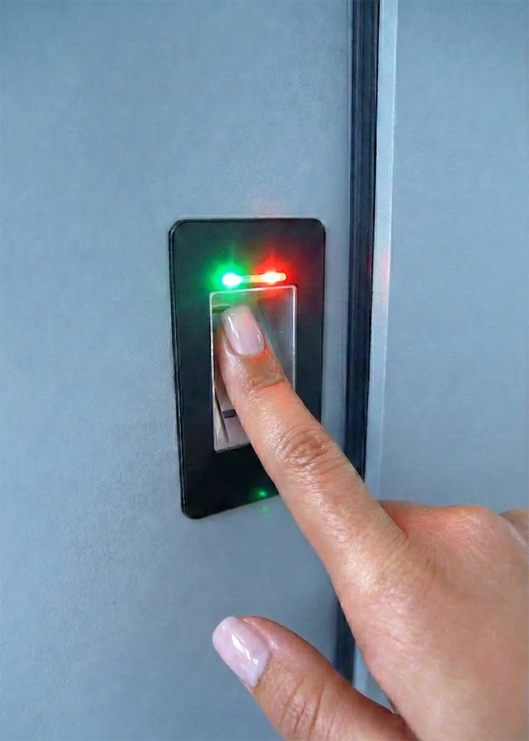 Einstein Haustür - KUPIL Fenster & Türen, Fingerscanner